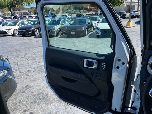 Used 2025 Jeep Wrangler Sahara image 18