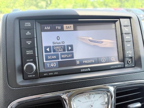 Used 2012 Chrysler Town & Country Touring-L w/ Entertainment Group #2 FWD image 23