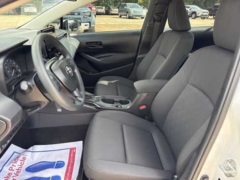 Used 2025 Toyota Corolla LE FWD image 11