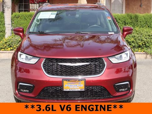 Used 2021 Chrysler Pacifica Touring-L w/ Uconnect Theater Family Group image 3