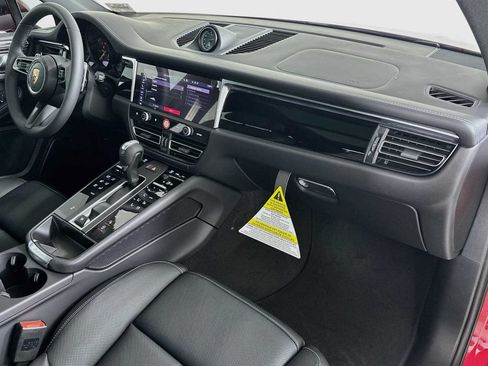 Certified 2025 Porsche Macan AWD/4WD image 29