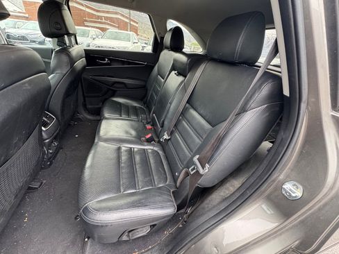 Used 2017 Kia Sorento LX w/ LX Convenience Package image 19