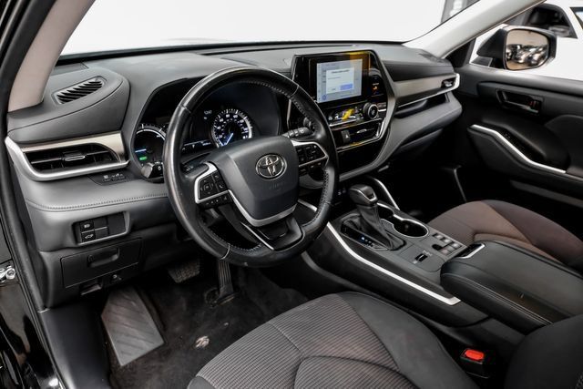 Used 2023 Toyota Highlander LE AWD/4WD image 3