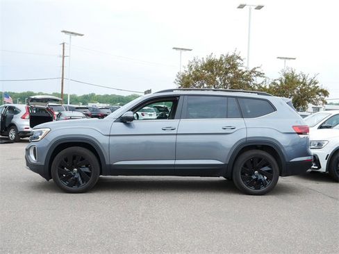 Certified 2025 Volkswagen Atlas SE image 4