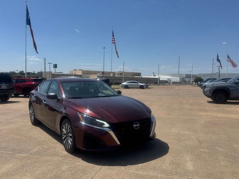 Certified 2024 Nissan Altima 2.5 SV FWD image 2