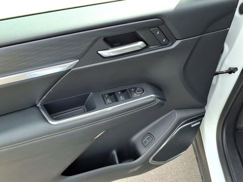 Used 2025 GMC Acadia Elevation image 17