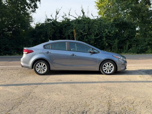 Used 2017 Kia Forte S FWD image 4