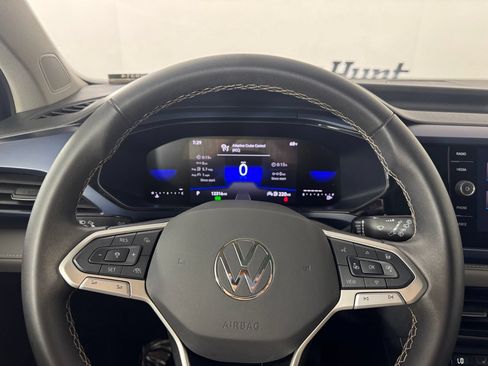 Used 2024 Volkswagen Taos SE w/ Panoramic Sunroof Package FWD image 14