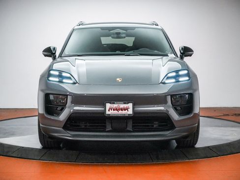 Certified 2025 Porsche Macan 4S Electric AWD/4WD image 2