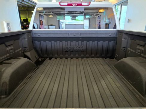 Used 2023 Chevrolet Silverado 1500 High Country w/ Technology Package AWD/4WD image 8