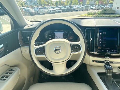 Used 2021 Volvo XC60 T5 Momentum w/ Premium Package FWD image 16