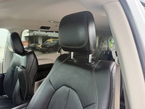 Used 2024 Chrysler Pacifica Touring-L FWD image 22