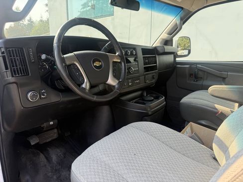Used 2017 Chevrolet Express 3500 RWD image 9