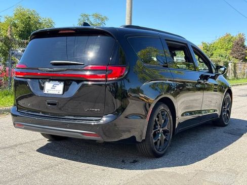 Used 2025 Chrysler Pacifica Limited FWD image 6