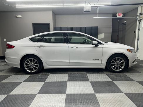 Used 2017 Ford Fusion SE FWD image 6