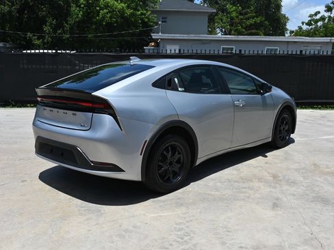 Used 2024 Toyota Prius LE FWD image 3