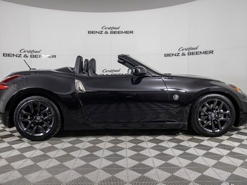 Used 2018 Nissan 370Z Touring RWD image 4