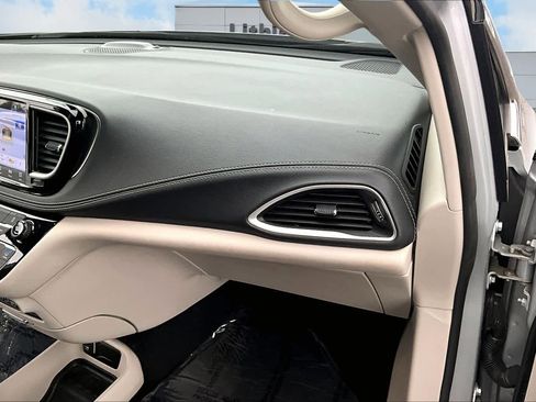 Used 2024 Chrysler Pacifica Select image 24