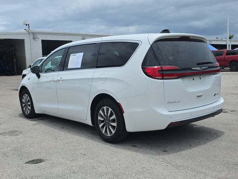Used 2024 Chrysler Pacifica Limited FWD image 5