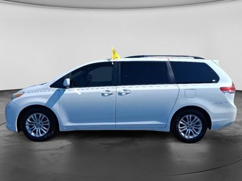 Used 2012 Toyota Sienna XLE w/ Entertainment Pkg FWD image 11