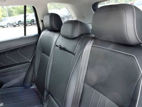 Used 2024 Volkswagen Tiguan SE w/ Panoramic Sunroof Package AWD/4WD image 15