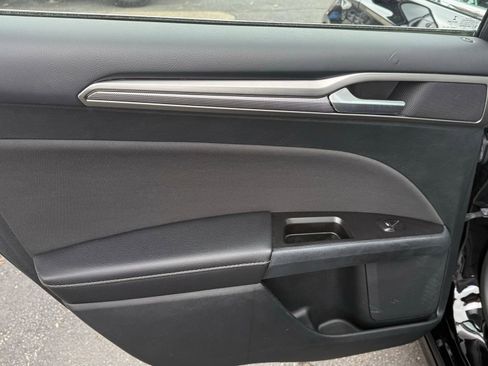 Used 2017 Ford Fusion SE w/ Fusion SE Technology Package image 23