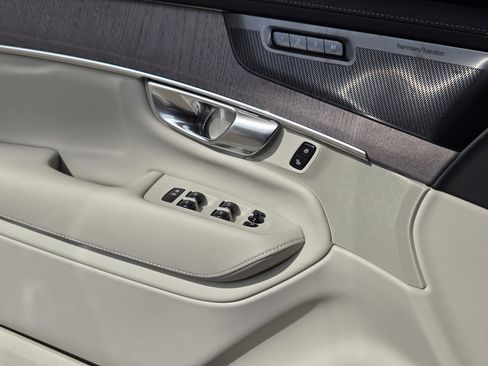 New 2026 Volvo XC90 B6 Ultra w/ Protection Package image 25