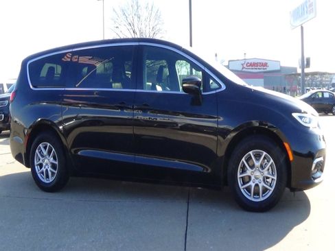 Used 2025 Chrysler Pacifica Select FWD image 5