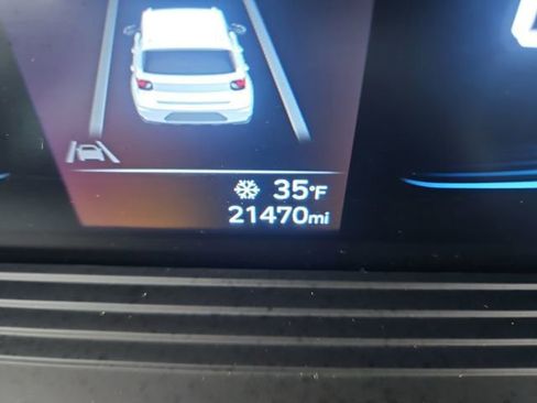 Used 2023 Hyundai Venue SEL image 16