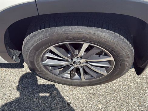 Used 2018 Toyota Highlander XLE AWD/4WD image 12