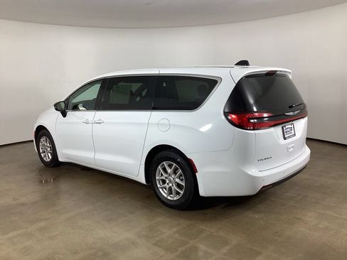 Used 2024 Chrysler Pacifica Touring-L FWD image 16