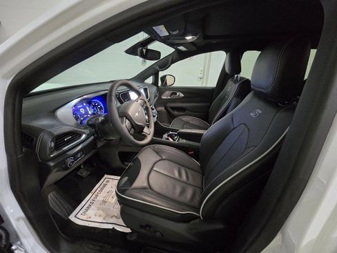 New 2026 Chrysler Pacifica Limited w/ S Appearance Package image 2