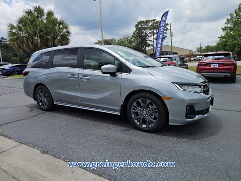 New 2026 Honda Odyssey Touring image 7