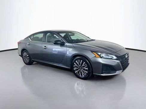 Used 2025 Nissan Altima 2.5 SV FWD image 21