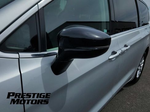 Used 2024 Chrysler Pacifica Touring-L FWD image 13