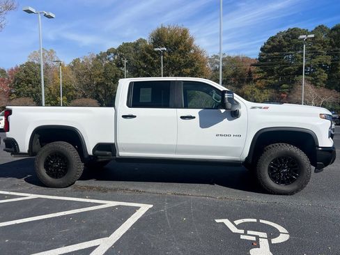 Used 2025 Chevrolet Silverado 2500 ZR2 w/ Technology Package image 6