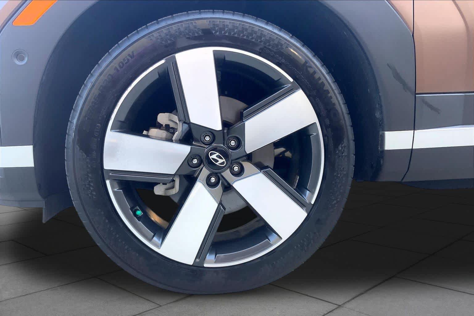 Used 2024 Hyundai Santa Fe Limited FWD image 11