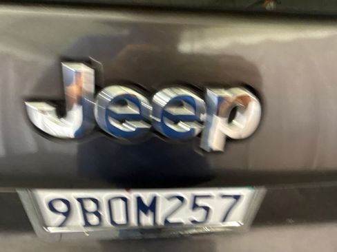 Used 2019 Jeep Cherokee Latitude Plus FWD image 12