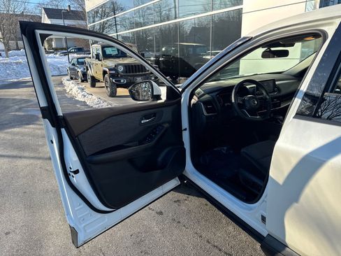 Used 2021 Nissan Rogue SV image 11