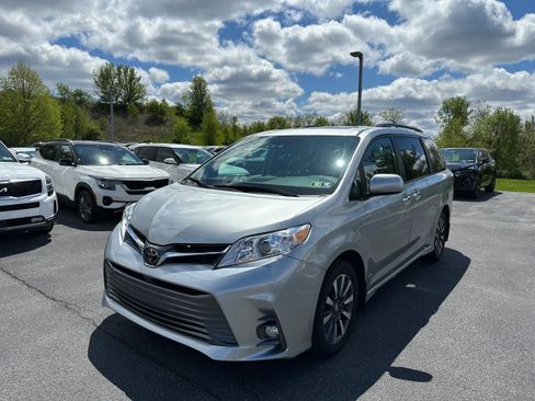 Used 2020 Toyota Sienna XLE w/ XLE Navigation Package AWD/4WD image 1