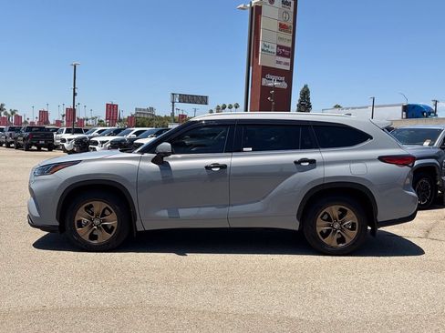 Used 2023 Toyota Highlander Bronze Edition FWD image 40