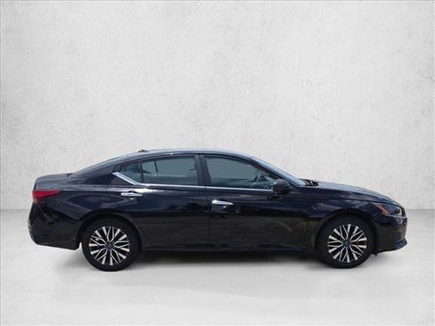 Used 2025 Nissan Altima 2.5 SV FWD image 5