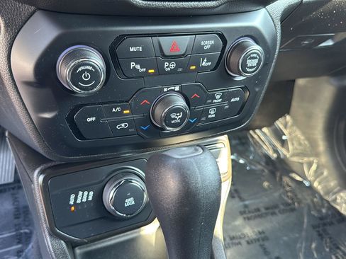Used 2021 Jeep Renegade Latitude w/ Luxury Group II AWD/4WD image 32