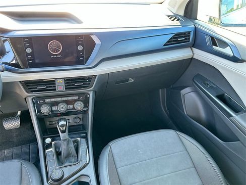 Used 2024 Volkswagen Taos SE image 19