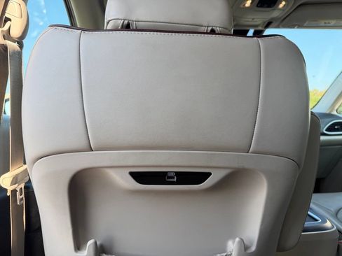 Used 2020 Chrysler Pacifica Limited FWD image 29