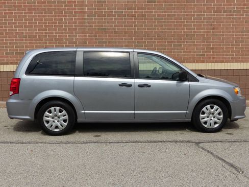 Used 2019 Dodge Grand Caravan SE w/ UConnect Hands-Free Group FWD image 11