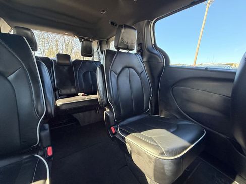 Used 2025 Chrysler Pacifica Limited image 40