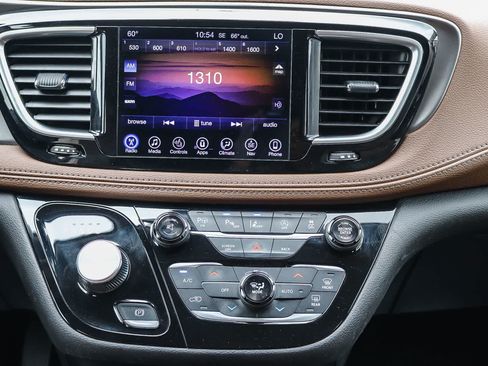 Used 2017 Chrysler Pacifica Limited FWD image 13