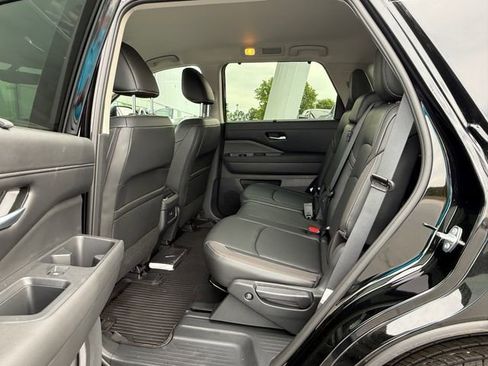 Used 2025 Nissan Pathfinder SL image 12