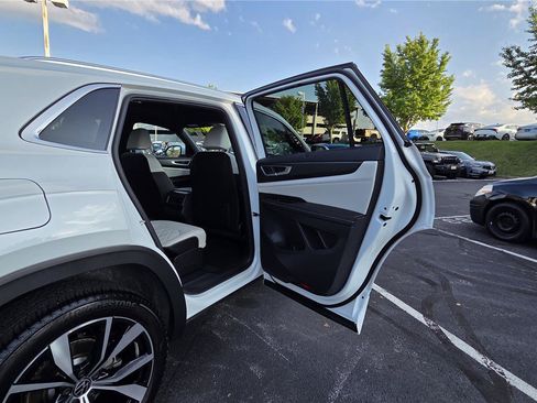 Certified 2024 Volkswagen Atlas Cross Sport SEL Premium R-Line AWD/4WD image 33
